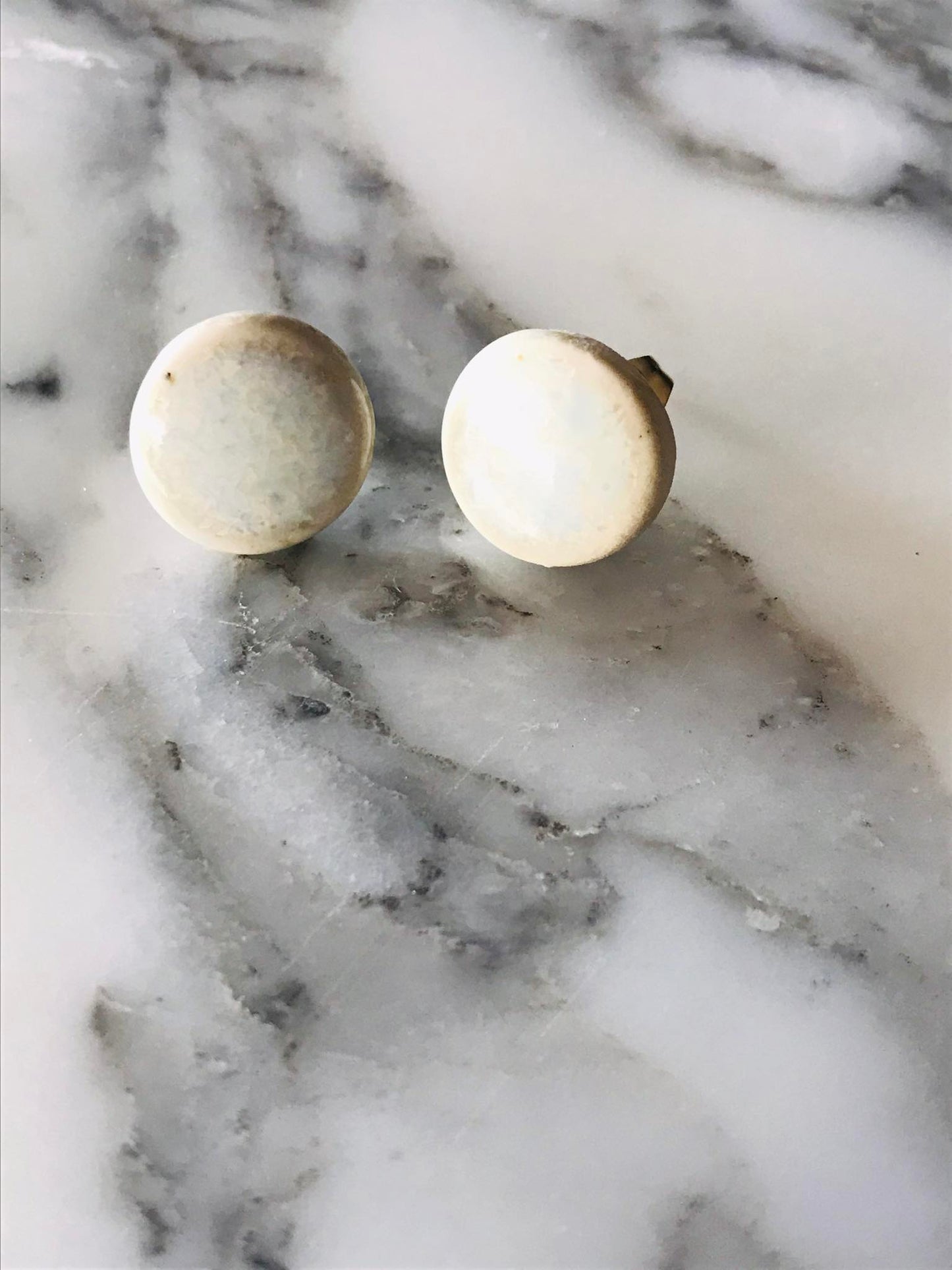 Dot earrings, écume de mer